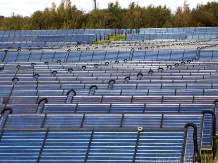 Solvarmeanlægget i Brædstrup fotograferet 28. september 2011.

Danmarks første solvarmeanlæg, der blev etableret i kombination med et 
kraftvarmeværk 

Det første anlæg, der er på 8.012 m2, blev indviet den 20. august 2007.

Efter billederne er taget er anlægget udvidet med 10.600 m2, blev indviet den 29. maj 2012.